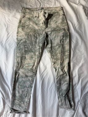 WONDERLAND Slim Cargo Pants in Green/Cream Camo